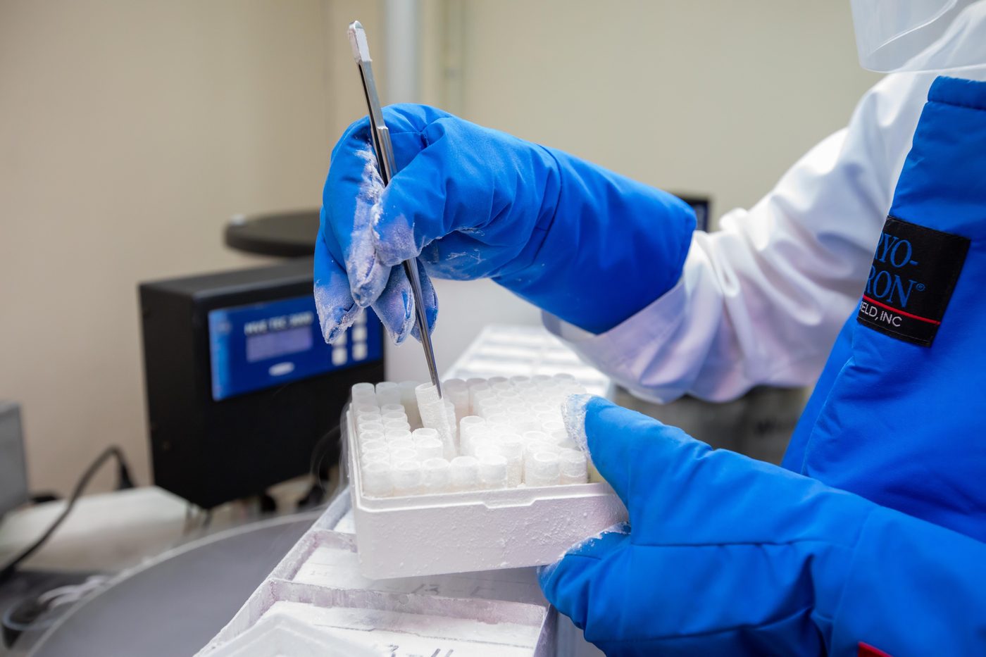 Cryovial storage in a liquid nitrogen tank